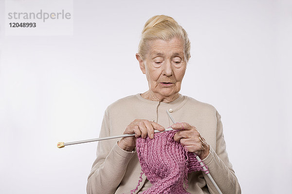 Frau strickend