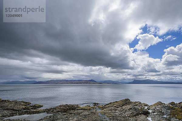 Schottische Küste mit Regenwolken über dem Sound of Sleat bei Armadale auf der Isle of Skye in Schottland  Vereinigtes Königreich