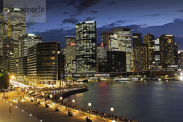 Seaside Promenade am Circular Quay und Skyline von Sydney in der Abenddämmerung  Australien