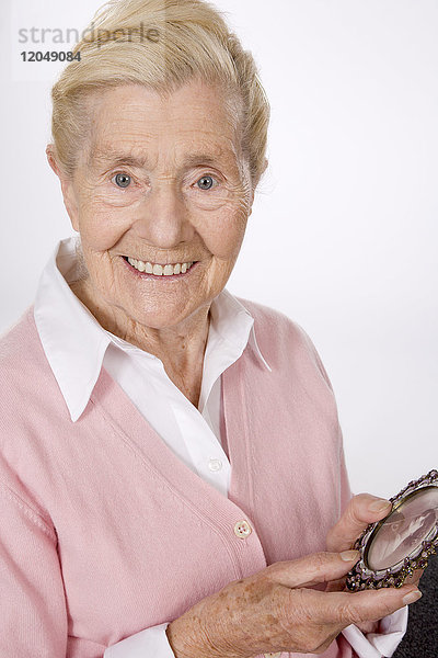 Frau schaut auf Foto