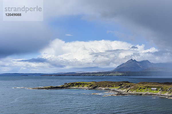 Schottische Küste mit dramatischen Wolkengebilden auf der Isle of Skye in Schottland  Vereinigtes Königreich