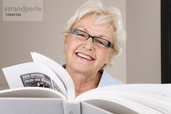 Porträt einer Frau  die ein Buch liest