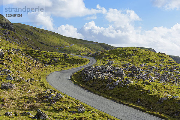 Kurvenreiche Küstenstraße und typisch schottische Landschaft auf der Isle of Skye in Schottland  Vereinigtes Königreich