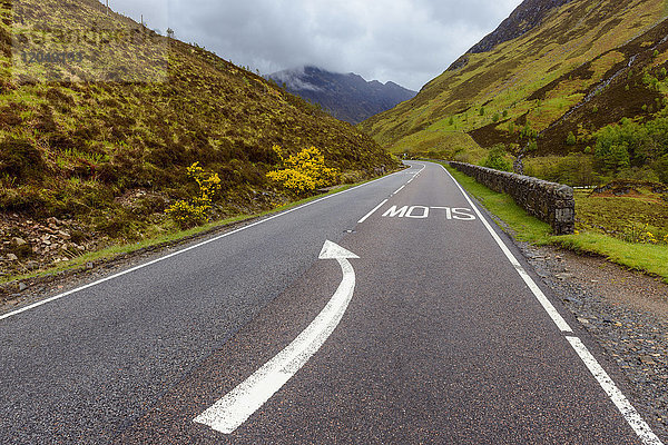 Typische schottische Landstraße in den Highlands von Schottland  Vereinigtes Königreich