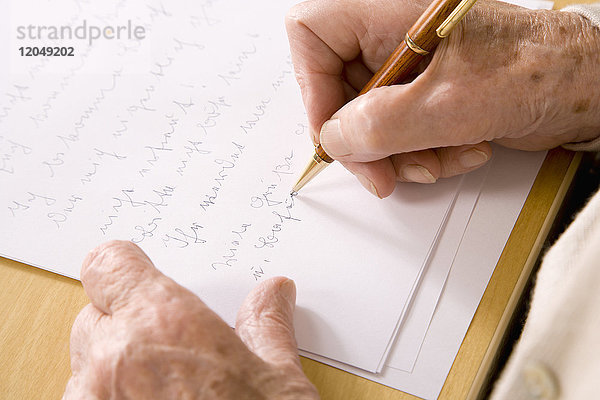 Frauenhände schreiben Brief