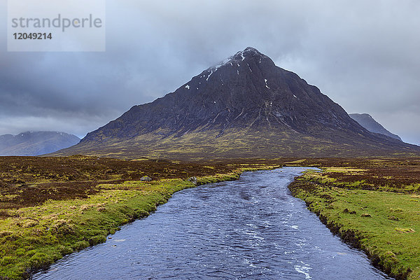 Fluss Etive und Bergkette Buachaille Etive Mo mit bewölktem Himmel in Glen Coe in Schottland  Vereinigtes Königreich