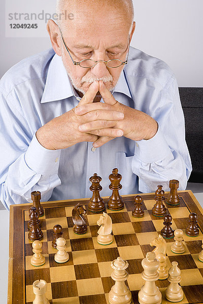 Mann spielt Schach