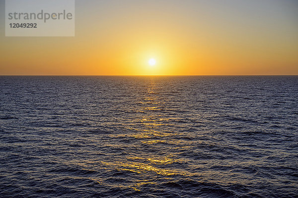 Gelber Sonnenaufgang über der Nordsee  Niederlande