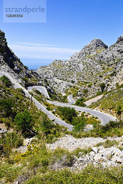 Haarnadelkurven auf der Straße durch die Berge  Mallorca  Balearen  Spanien