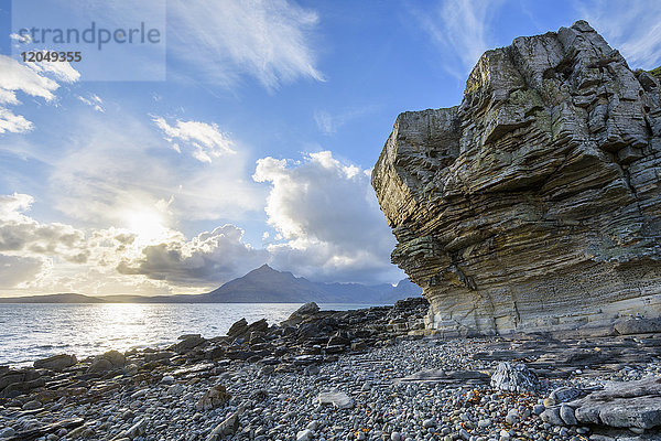 Felswand einer Meeresklippe mit wabenförmiger Verwitterung und Sonnenschein über Loch Scavaig  Isle of Skye in Schottland  Vereinigtes Königreich