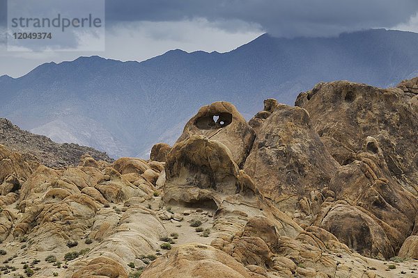 Felsformationen der Alabama Hills mit den Bergen der Sierra Nevada im Hintergrund in Ostkalifornien  USA