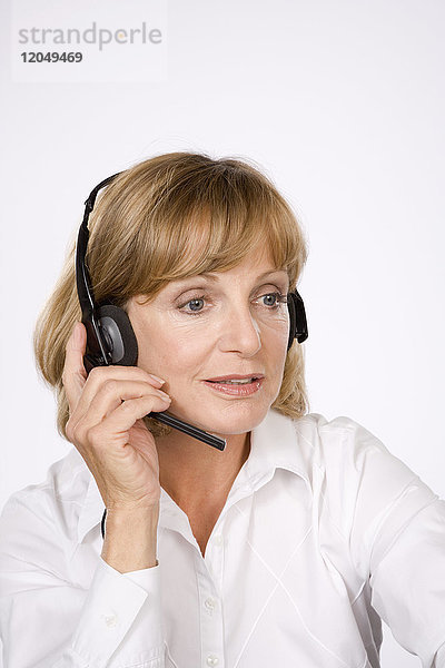 Porträt einer Frau mit Headset