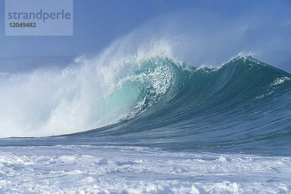 Große dramatische Welle an einem sonnigen Tag im Pazifischen Ozean in Oahu  Hawaii  USA