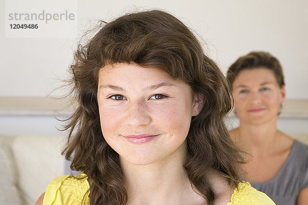 Porträt eines Mädchens  Mutter im Hintergrund