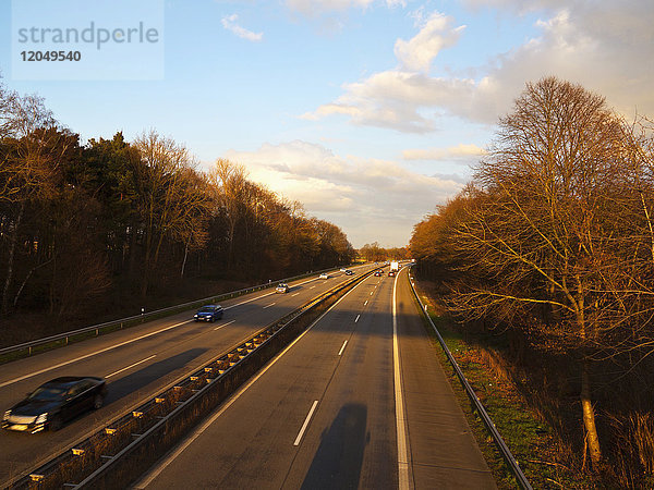 Autobahn bei Sonnenuntergang  Nordrhein-Westfalen  Deutschland