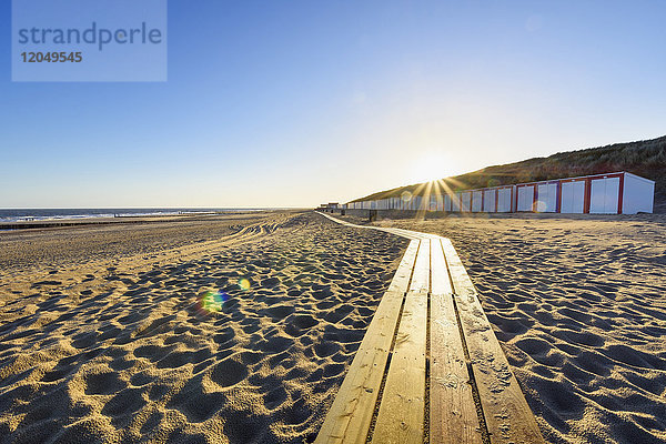 Strandpromenade mit Strandhütten bei Sonnenaufgang  Domburg  Nordsee  Zeeland  Niederlande