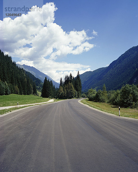 Straße im Defereggental  Tirol  Österreich