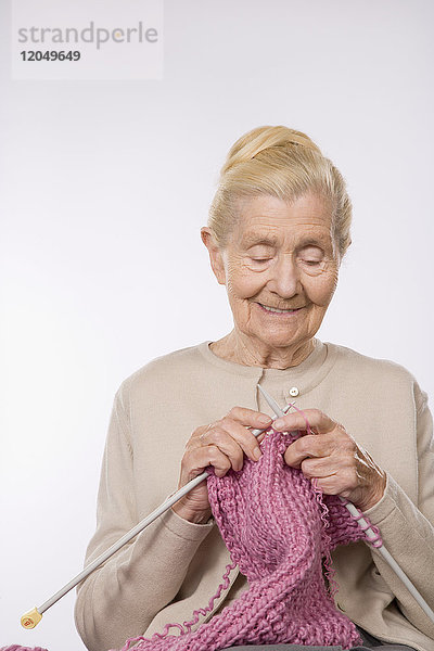 Frau strickend