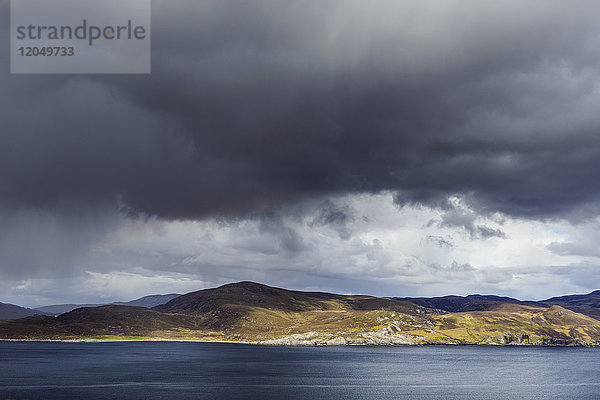 Schottische Küste mit Regenwolken über der Isle of Skye in Schottland  Vereinigtes Königreich