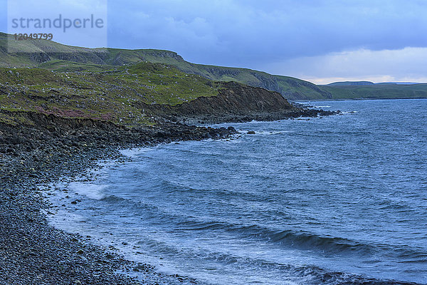 Zerklüftete Küstenlandschaft mit brechenden Wellen an der Küste der Isle of Skye in Schottland  Vereinigtes Königreich