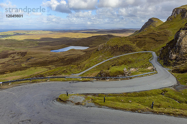 Hügelige Landschaft mit kurvenreicher Passstraße auf der Isle of Skye in Schottland  Vereinigtes Königreich
