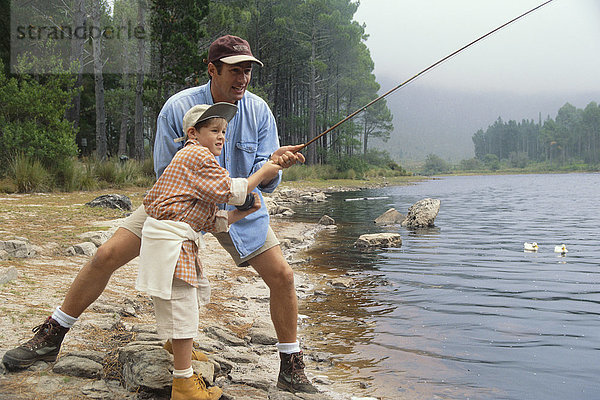 Vater und Sohn beim Fischen