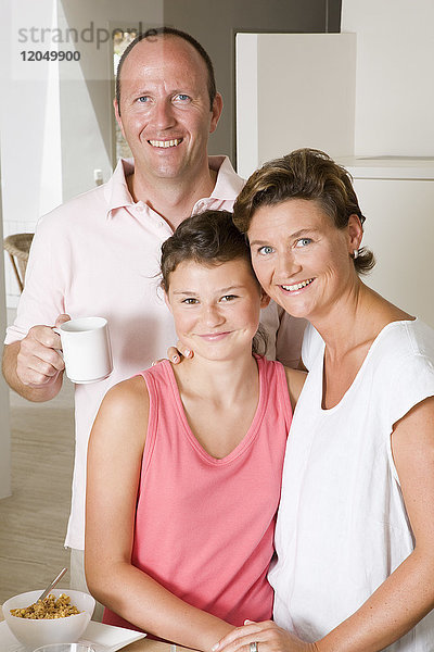 Porträt der Familie in der Küche