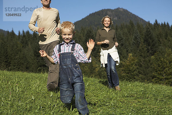 Familie Laufen im Freien