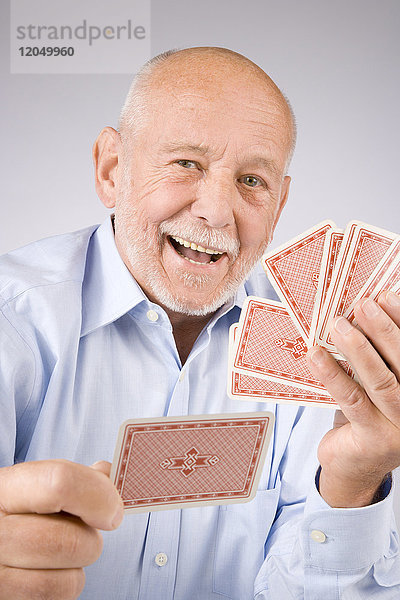 Mann mit Spielkarten