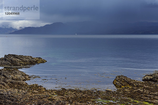 Regenwolken über dem Sound of Sleat und der schottischen Küste bei Armadale auf der Isle of Skye in Schottland  Vereinigtes Königreich
