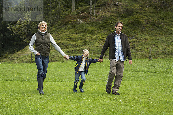 Familie beim Spaziergang im Feld