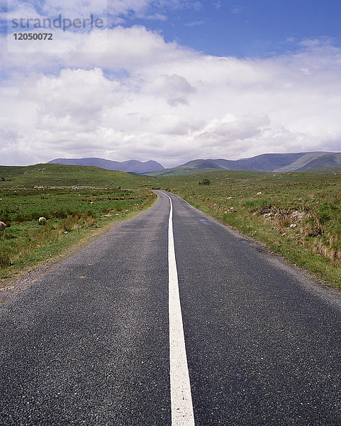 Straße auf dem Lande  Connemara  Irland