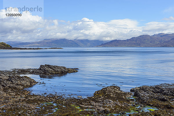 Schottische Küstenlinie entlang des Sound of Sleat bei Armadale auf der Isle of Skye in Schottland  Vereinigtes Königreich