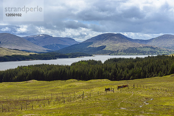 Malerische Landschaft mit Hügeln und einem schottischen See im Frühling in Schottland  Vereinigtes Königreich