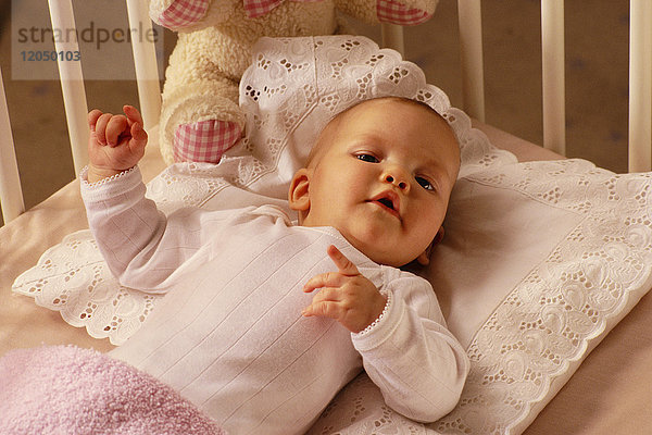 Porträt eines Babys im Kinderbett