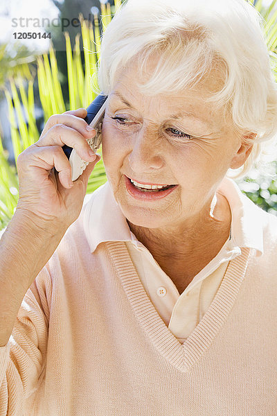 Frau benutzt Mobiltelefon