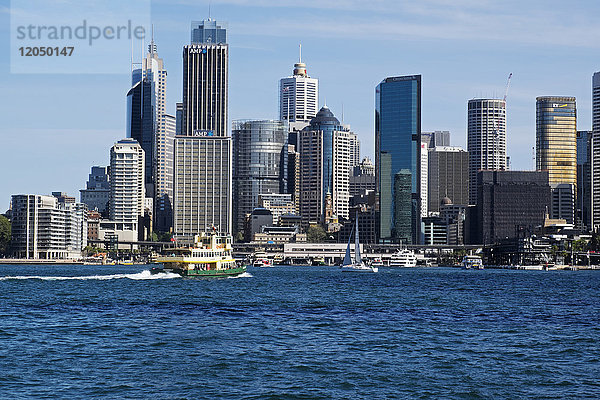 Fährschiff vor dem Terminal am Circular Quay und Skyline von Sydney  Australien