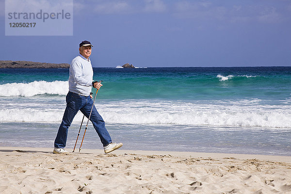 Mann Nordic Walking am Strand