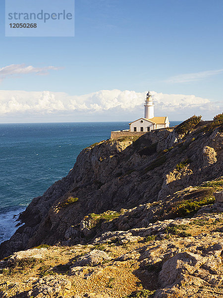 Leuchtturm auf einem Küstenfelsen  Mallorca  Balearische Inseln  Spanien