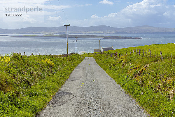 Einspurige Straße durch Küstenlandschaft auf der Isle of Skye in Schottland  Vereinigtes Königreich