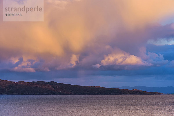 Wolkenformationen bei Sonnenuntergang über dem Meer auf der Isle of Skye in Schottland  Vereinigtes Königreich