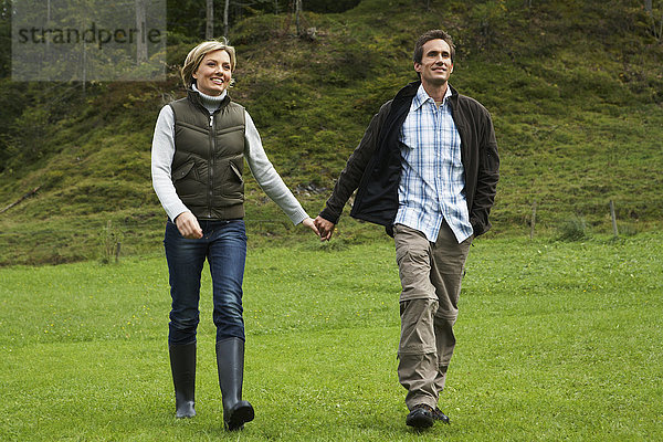 Paar geht im Feld spazieren