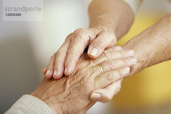 Nahaufnahme eines älteren Paares mit verschränkten Händen