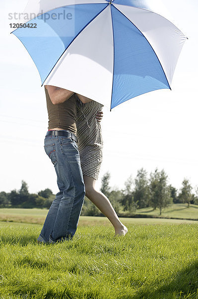 Ehepaar unter Regenschirm