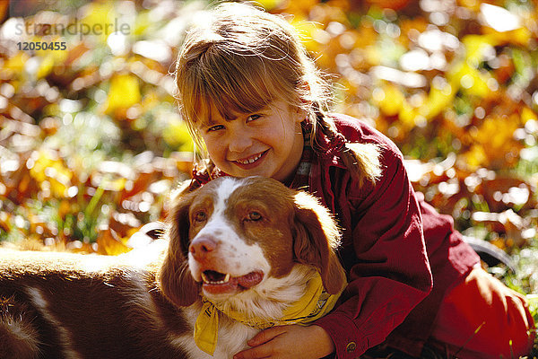 Mädchen und Hund im Freien