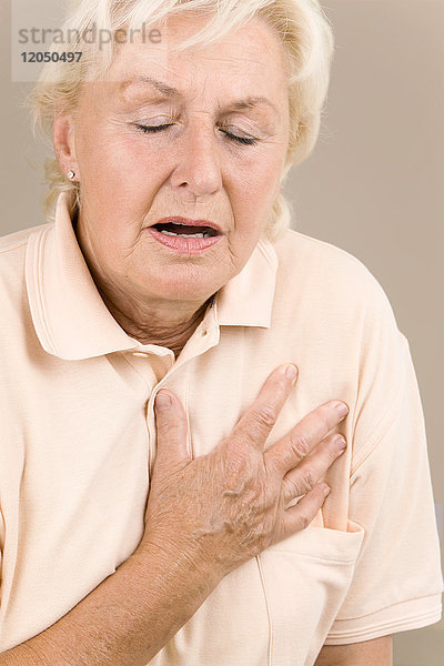 Frau mit Schmerzen in der Brust