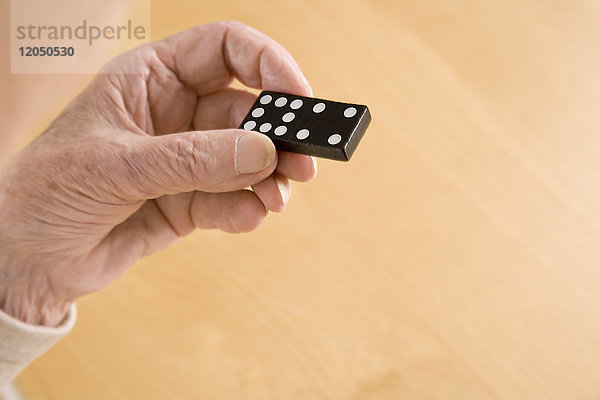 Frauenhände mit Domino