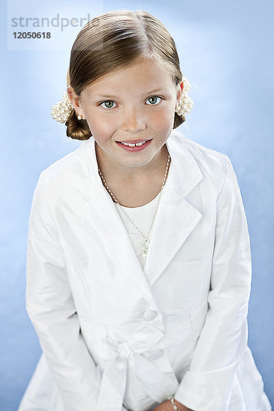 Porträt eines Mädchens  das Weiß trägt