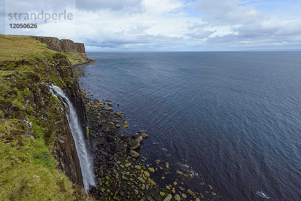 Mealt Wasserfall mit Kilt Rock auf der Halbinsel Trotternish auf der Isle of Skye in Schottland  Vereinigtes Königreich