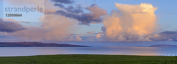 Kumulonimbuswolken bei Sonnenuntergang über dem Meer auf der Isle of Sky in Schottland  Vereinigtes Königreich